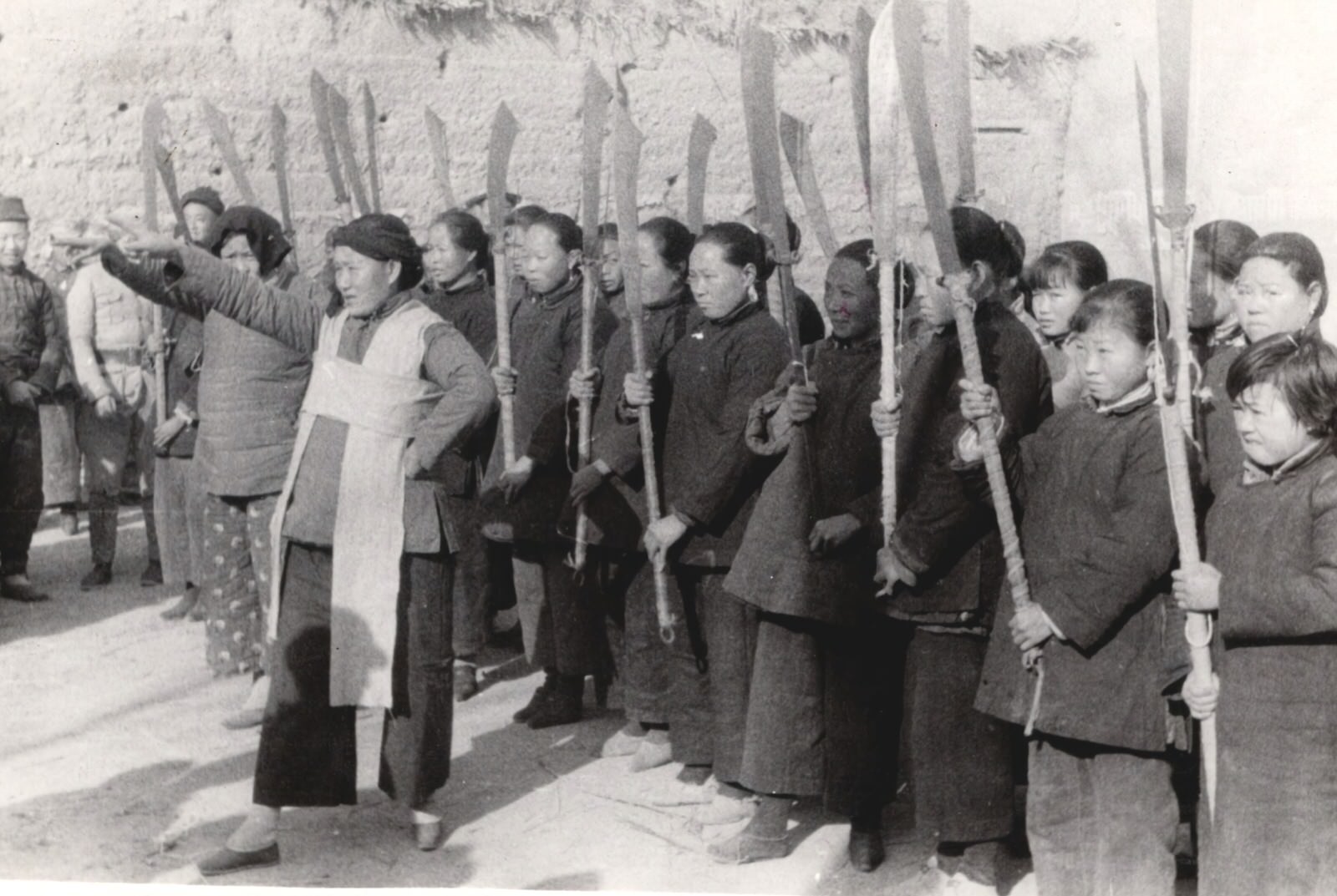 The ancient "big sword" society Hwang Shih Hwei (Huang Shihui), North Hupeh (Hubei) with women members of the society. 1937-1940