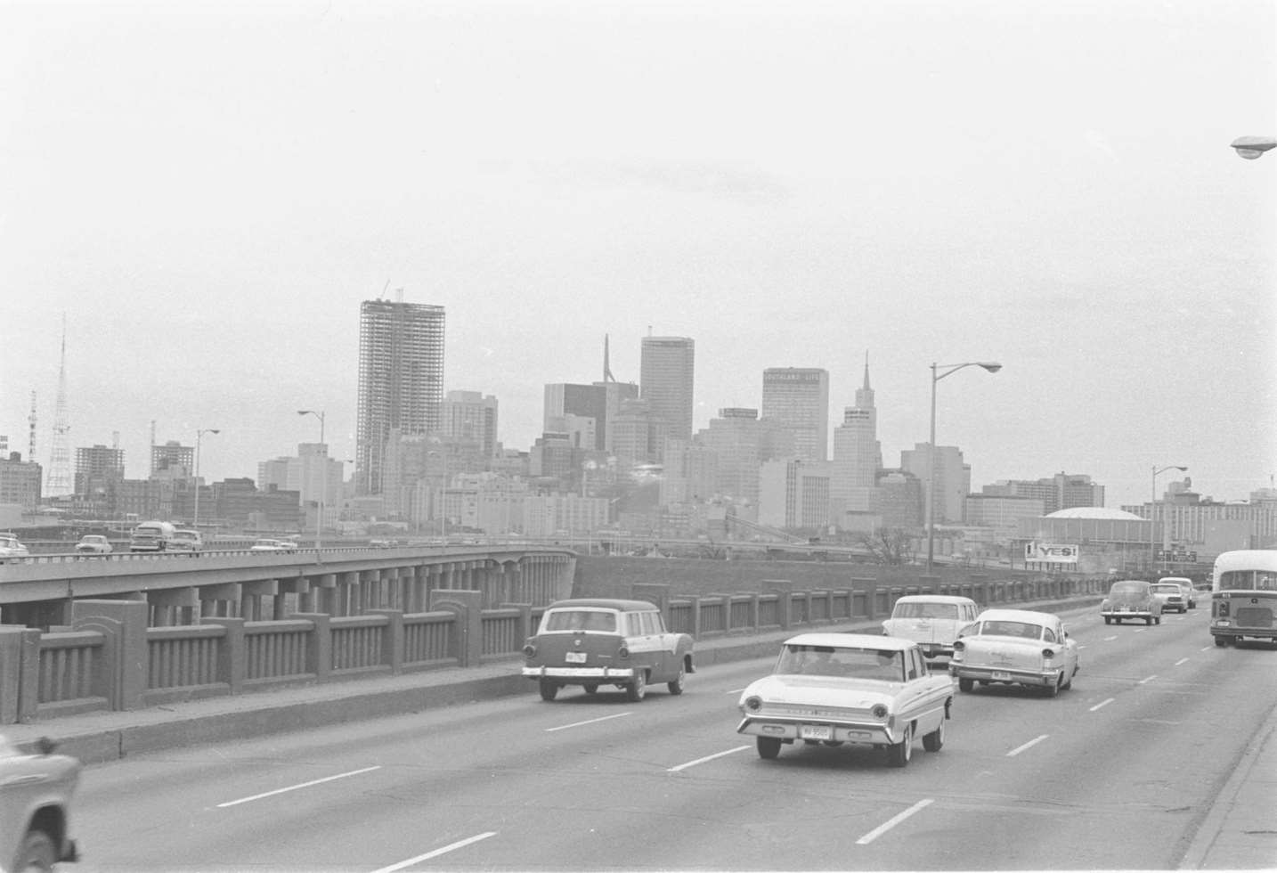 Cars on the highway in front of Dallas, 1959