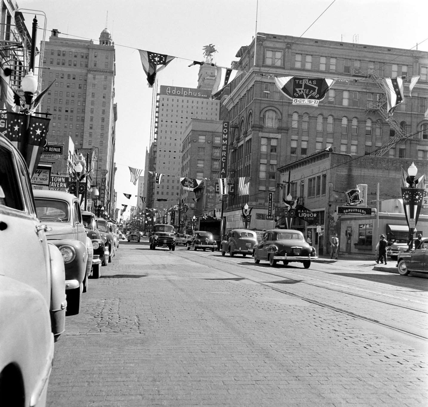 Street scene in Dallas in 1950s