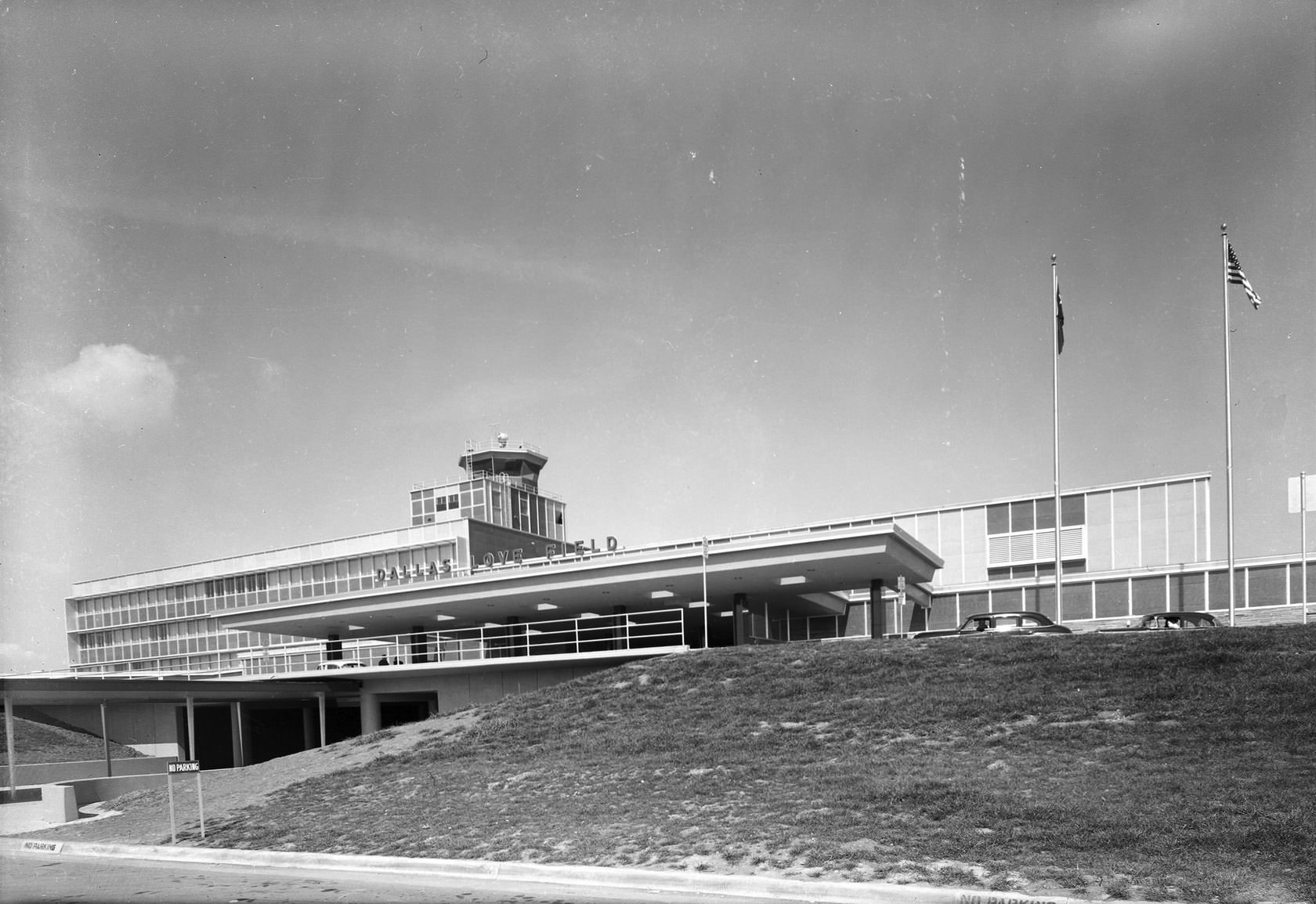 Dallas' Love Field terminal exterior, 1958