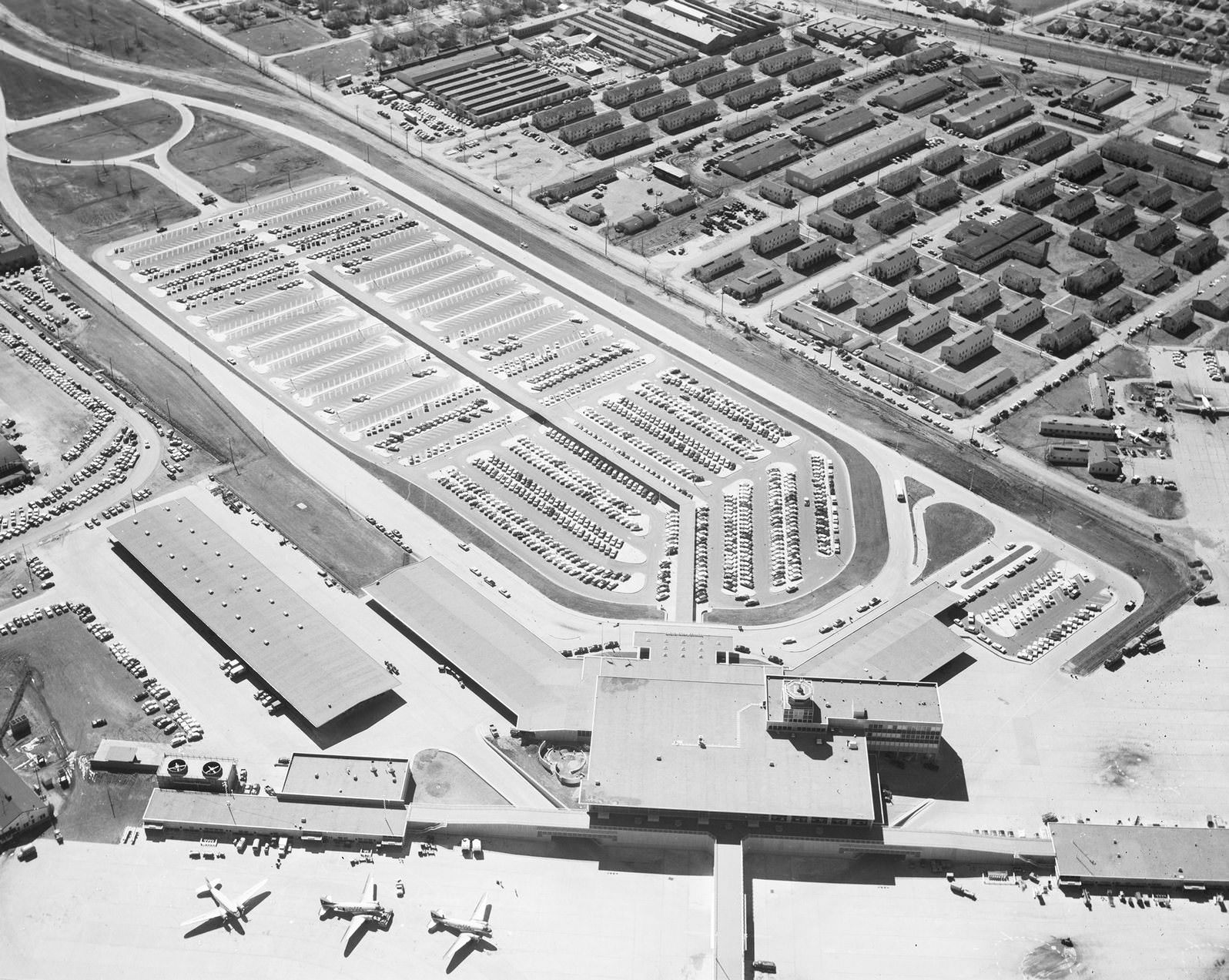 Aerial view of Dallas Love Field Administration Building featuring parking area, 1950s