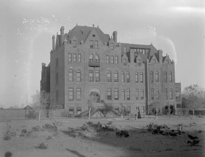 Hotel Dieu, 1907