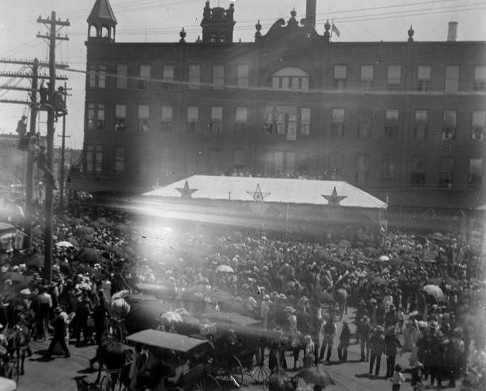 Crowd in front of Sheldon Hotel, 1907