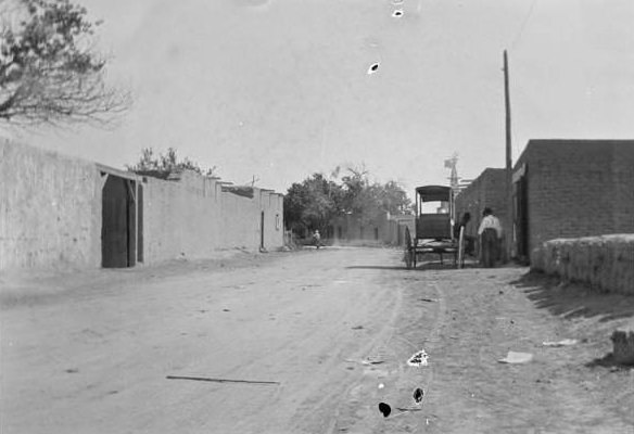 Road with adobe buildings and carriage, 1907