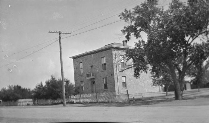 Two-story brick building, 1907