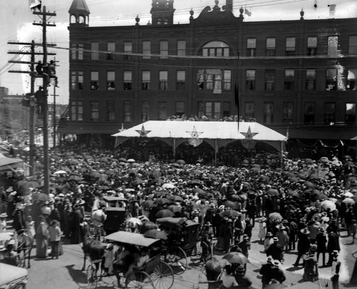 Crowd in front of Sheldon Hotel, 1907