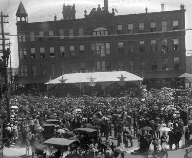 Crowd in front of Sheldon Hotel, 1907