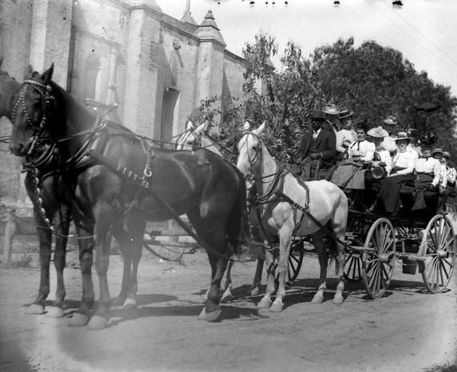 Wagon with passengers, 1907