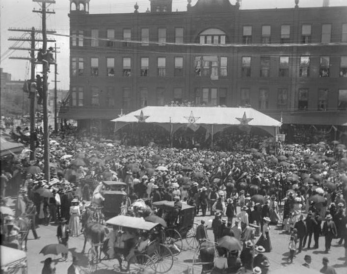 Crowd in front of Sheldon Hotel, 1907