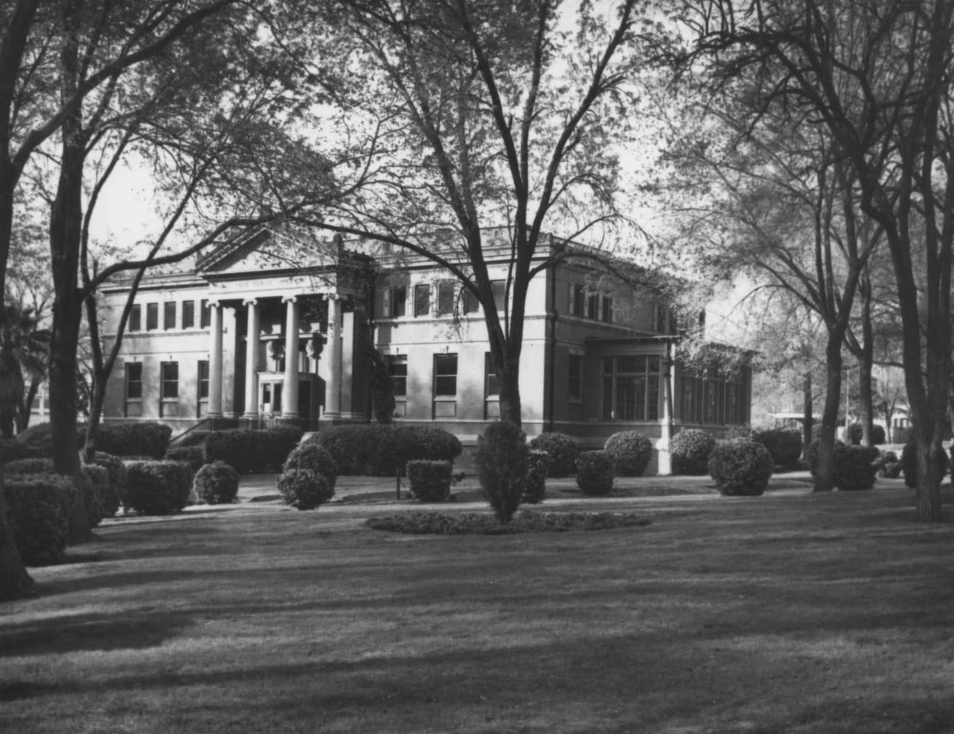 Carnegie Library Lawn View, 1904.