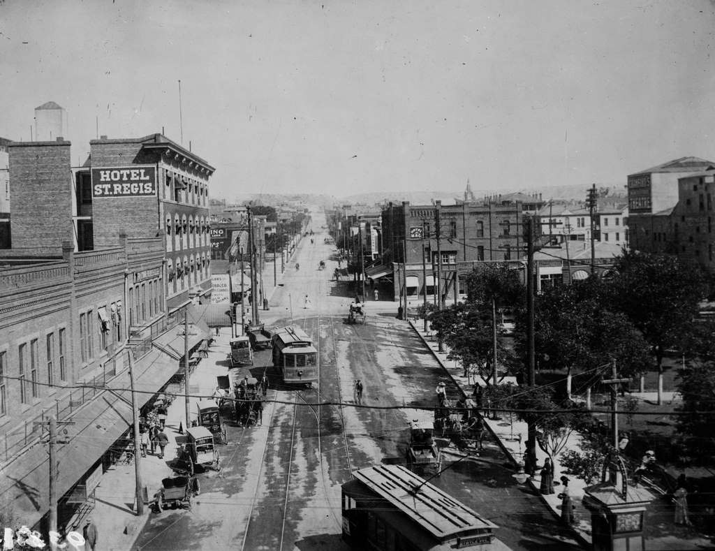 Trams travelling down Oregon Street, El Paso, Texas, 1909