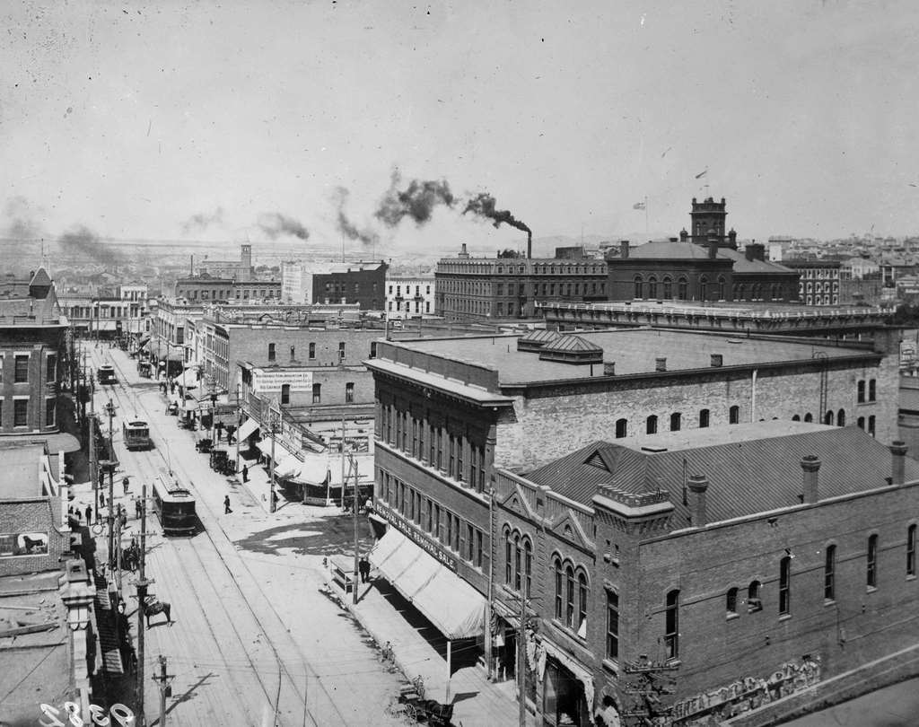 Trams travelling down San Antonio Street, El Paso, Texas, 1909