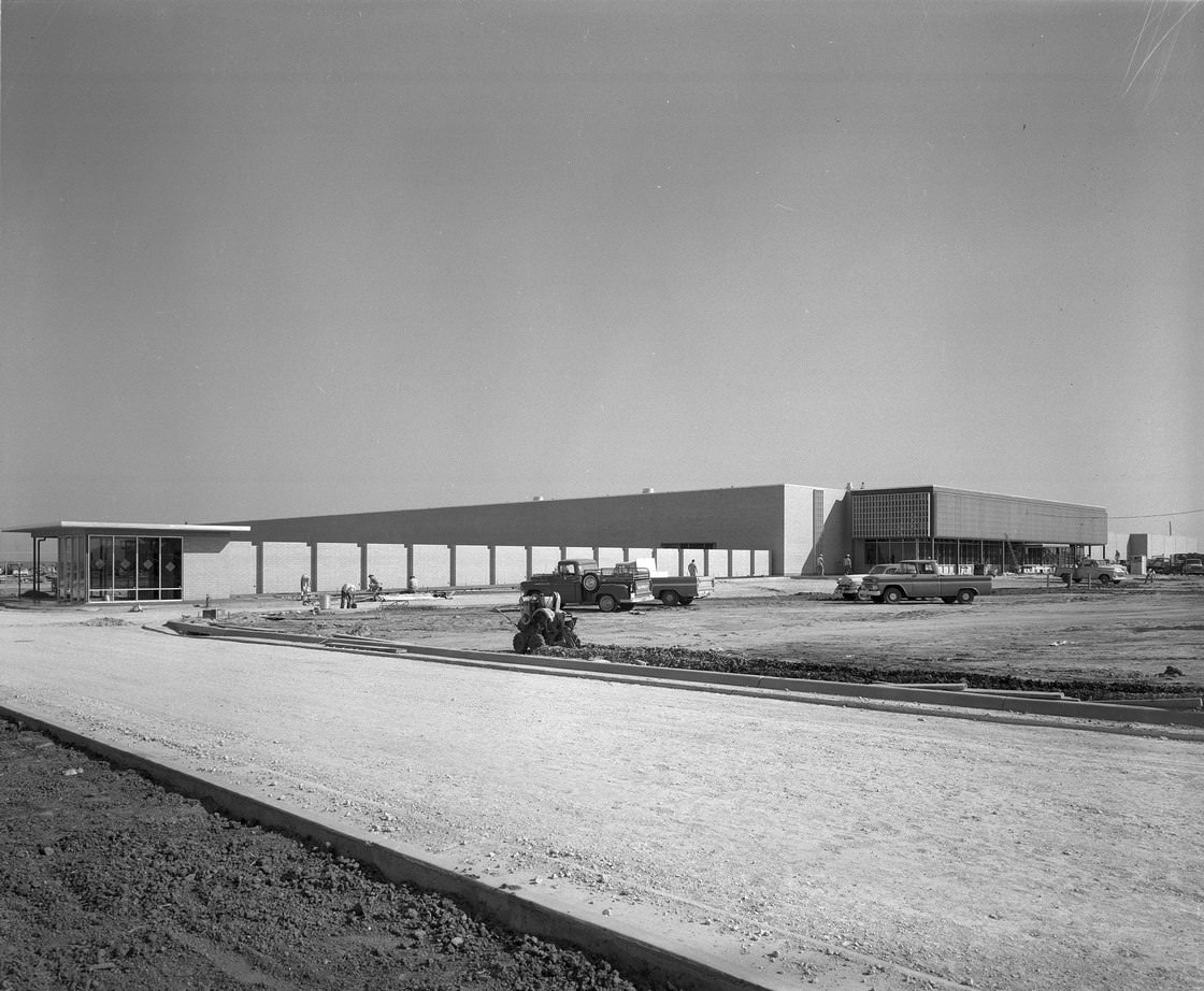 Carling Brewery, Fort Worth, front of building showing driveway, 1963