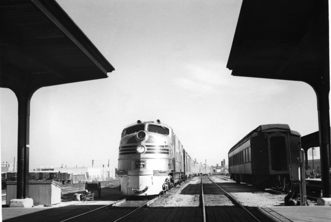 "Sam Houston Zephyr" arriving in Fort Worth, 1965