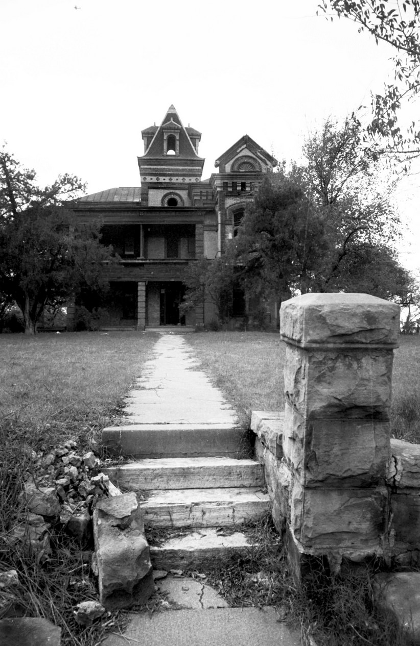 Exterior of the Van Zandt Mansion on 800 Penn Street, Fort Worth, Texas, 1965