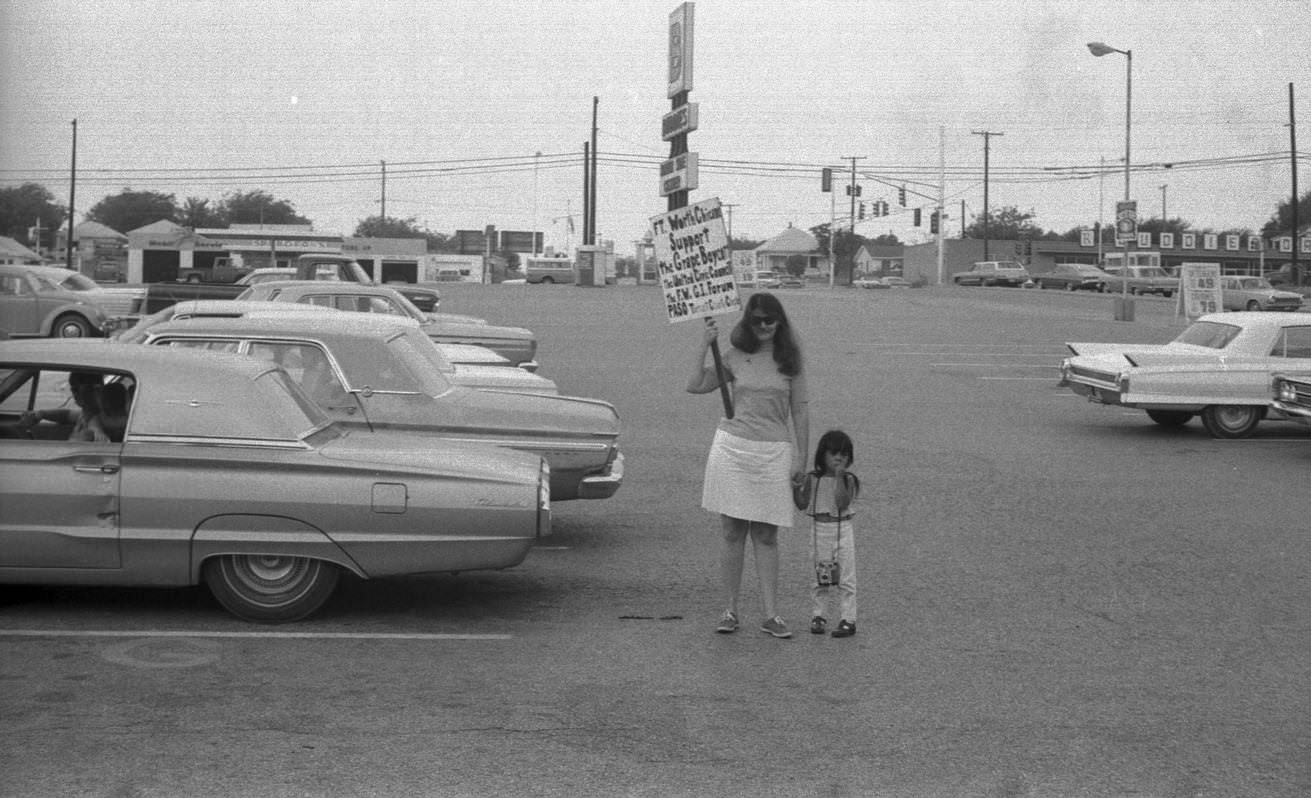 Farm worker strikers picketing at Buddies Grocery store, Fort Worth, Texas, 1969