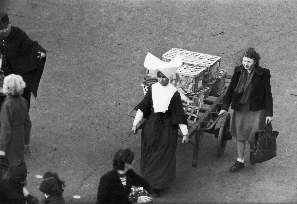 A nun carrying her Shopping in Les Halles, 1953