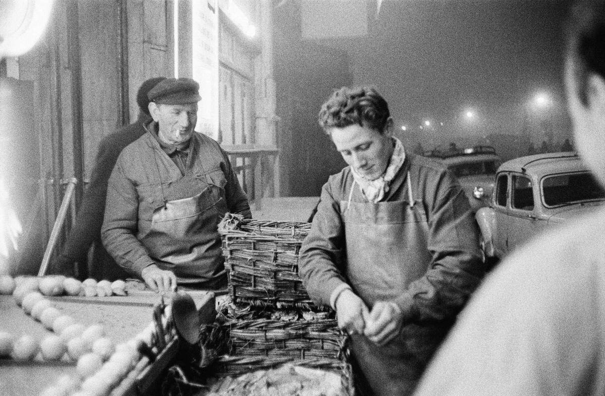 Outside view of famous restaurant 'Le pied de cochon' in Les Halles district, 1950