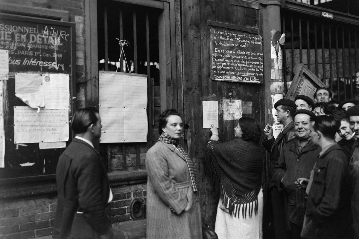 People line up in front of a fish shop in Les Halles district in Paris on November 12, 1947 during the fishmongers' strike.