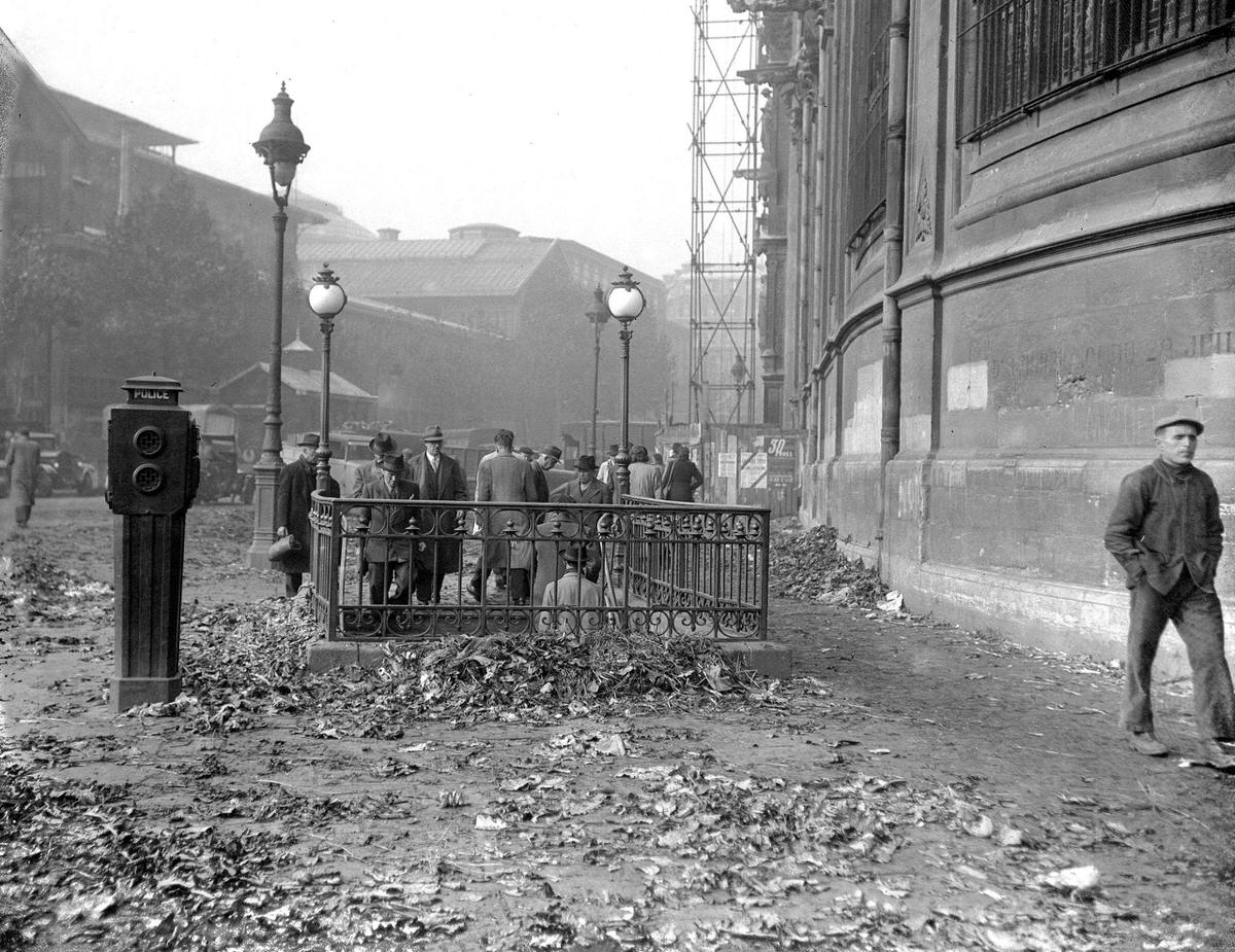 A street of the Les Halles district littered with garbage during the Paris binmen's strike, 1947
