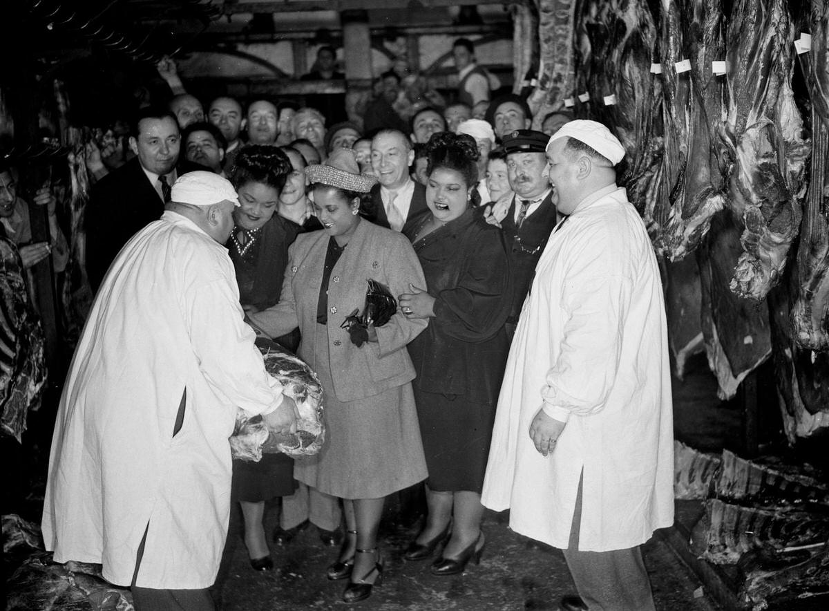 American singers, the 'Peters Sister's', visited the meat pavilion at Les Halles de Paris in 1947