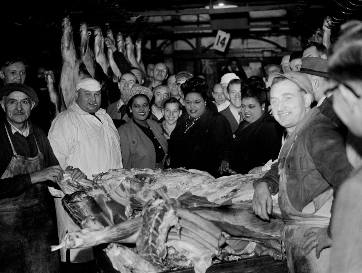 American singers, the 'Peters Sister's', visited the meat pavilion at Les Halles de Paris in 1947