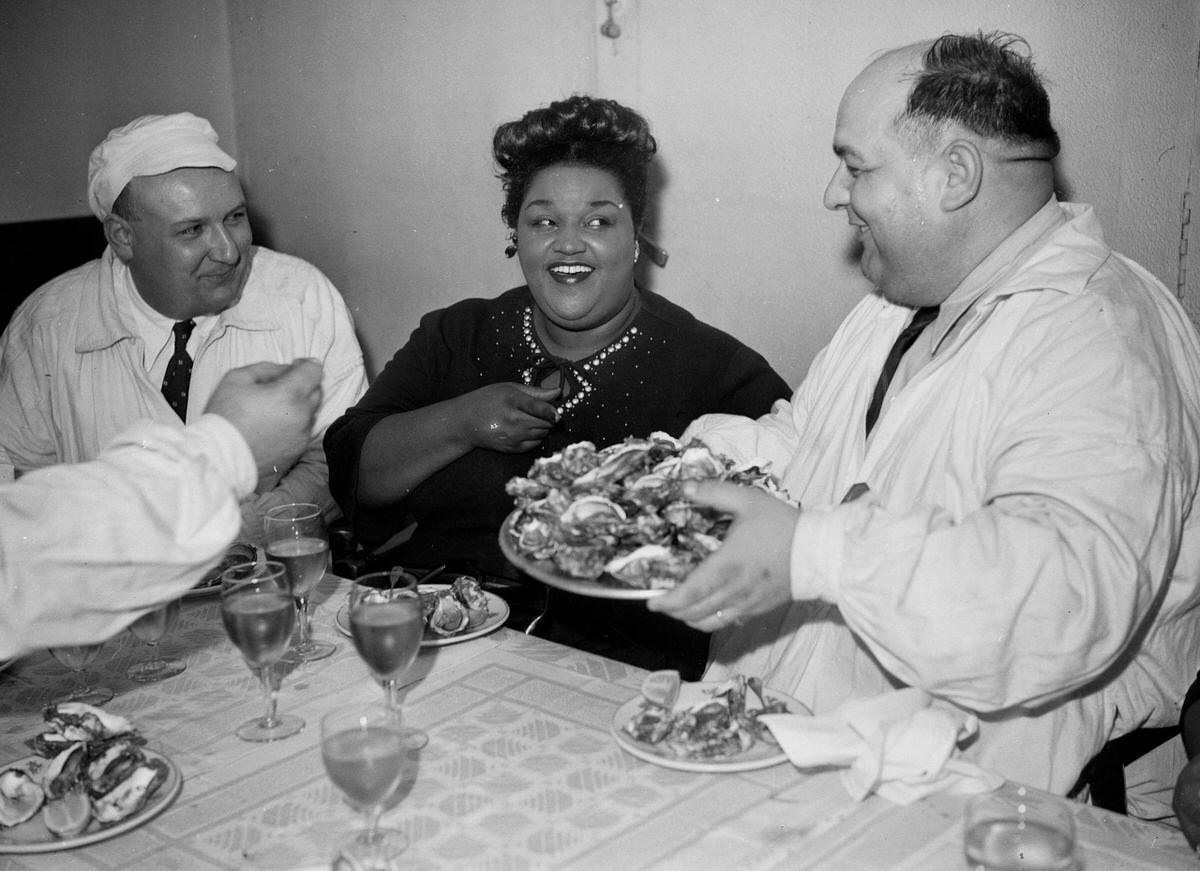 American singers, the 'Peters Sister's', visited the meat pavilion at Les Halles de Paris in 1947