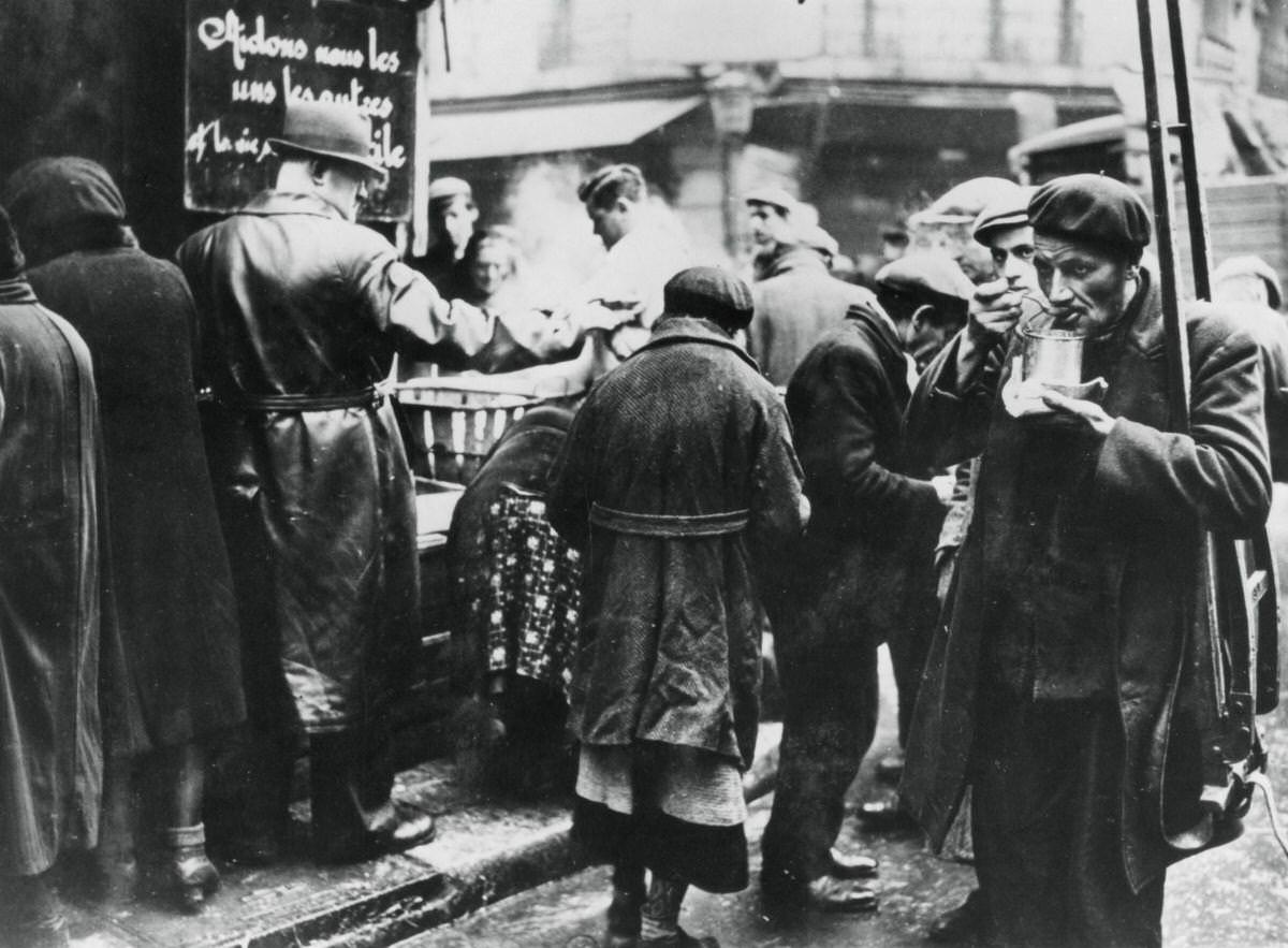 Soup kitchen for the needy, Les Halles, 1941