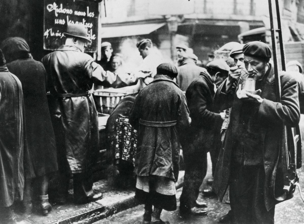 Soup kitchen for the needy, les Halles, 1941