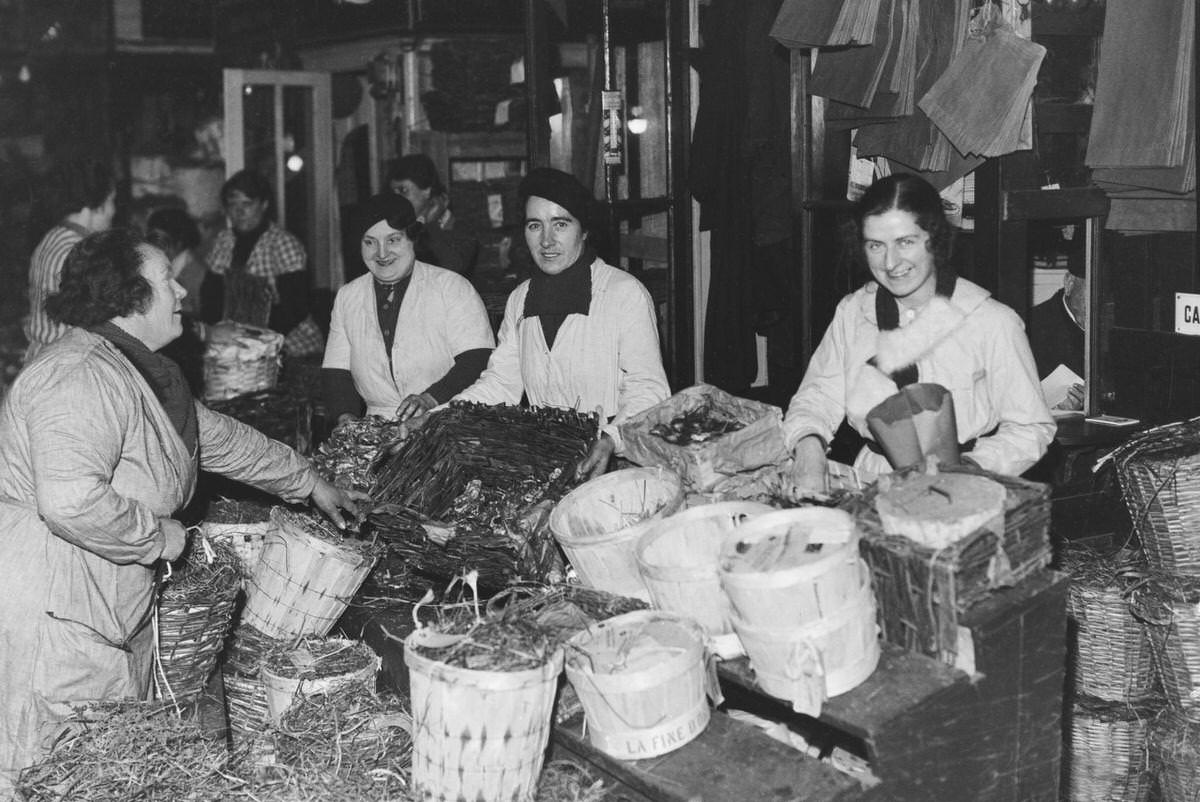 Arrival of oysters at the Les Halles market for the end of year celebrations, December 23, 1936