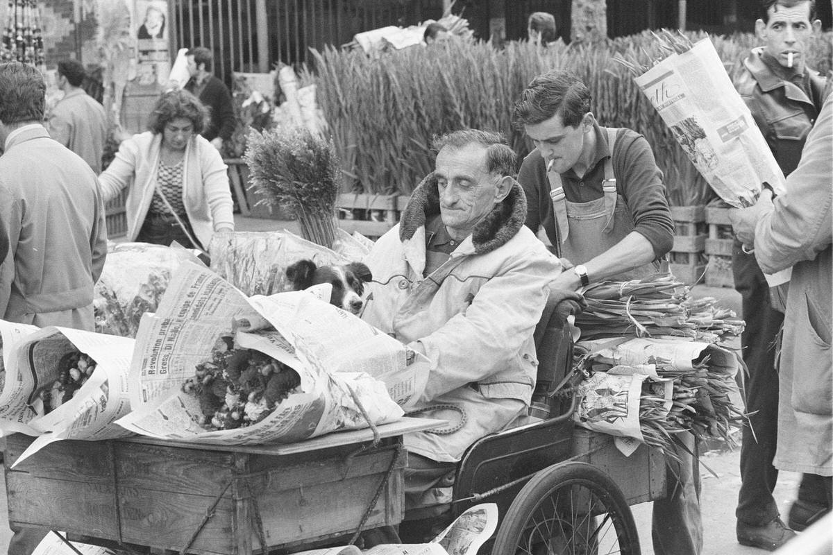 Detached house of flowers to the market of Les Halles in Paris, 1967