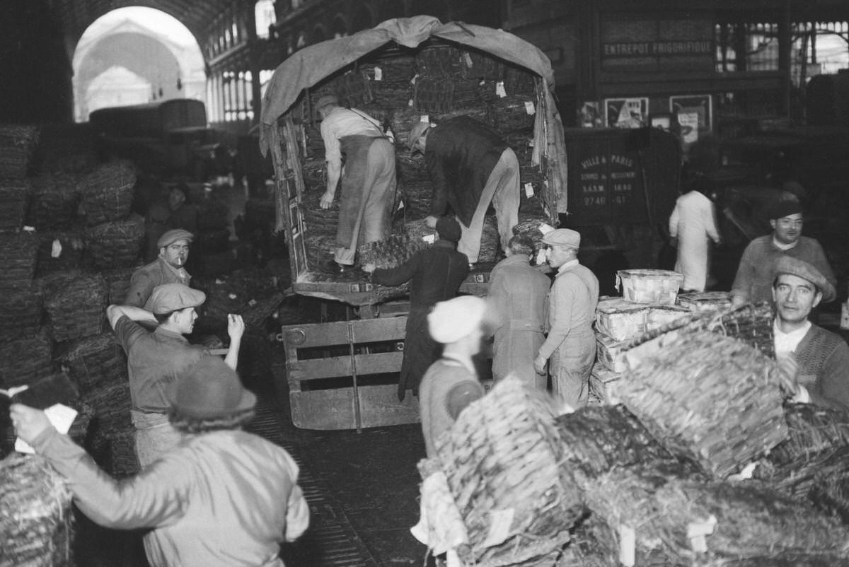 Arrival of oysters at the Les Halles market for the end of year celebrations, December 23, 1936