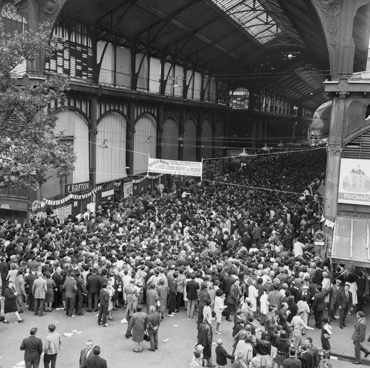 General view of the crowd at Les Halles for the great fish fair, in Paris, 1967