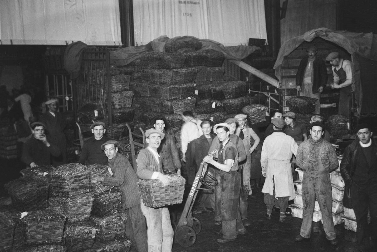 Arrival of oysters at the Les Halles market for the end of year celebrations, December 23, 1936