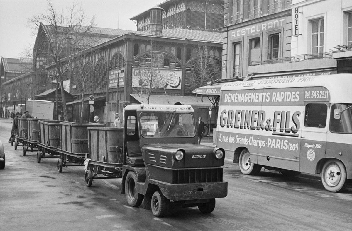 Wholesalers from Les Halles move to Rungis in Paris, 1969