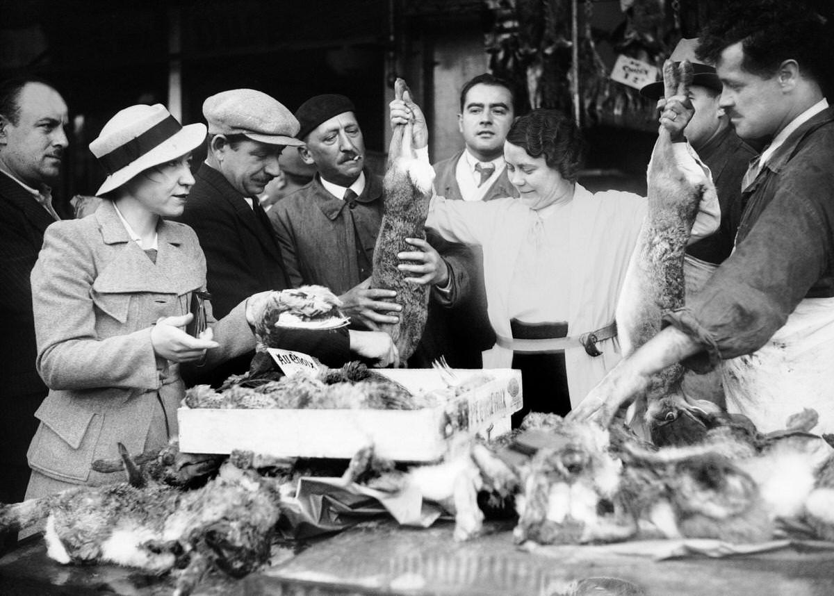 The day after the opening of hunting : abundant game on the shops' displays at les Halles, 1940s