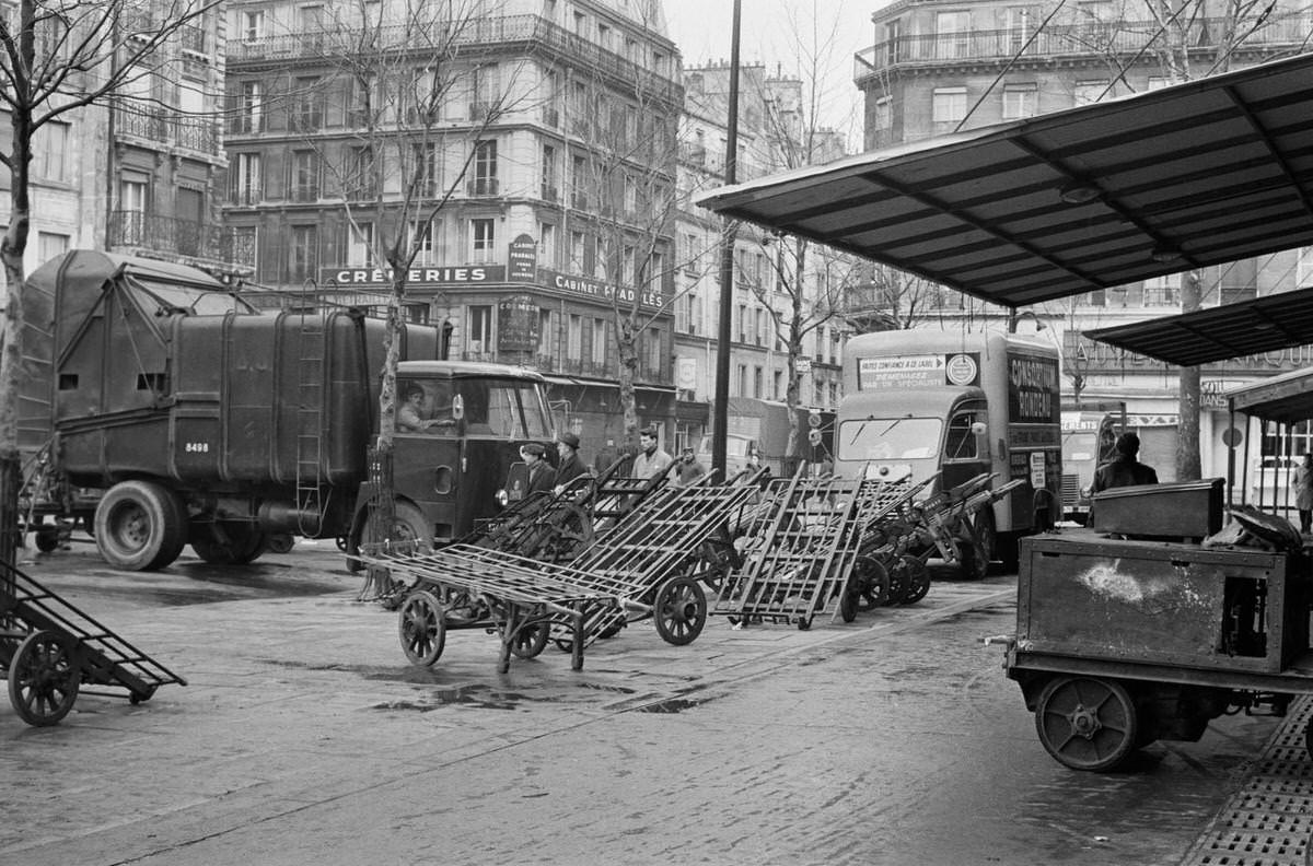 Wholesalers from Les Halles move to Rungis in Paris, 1969