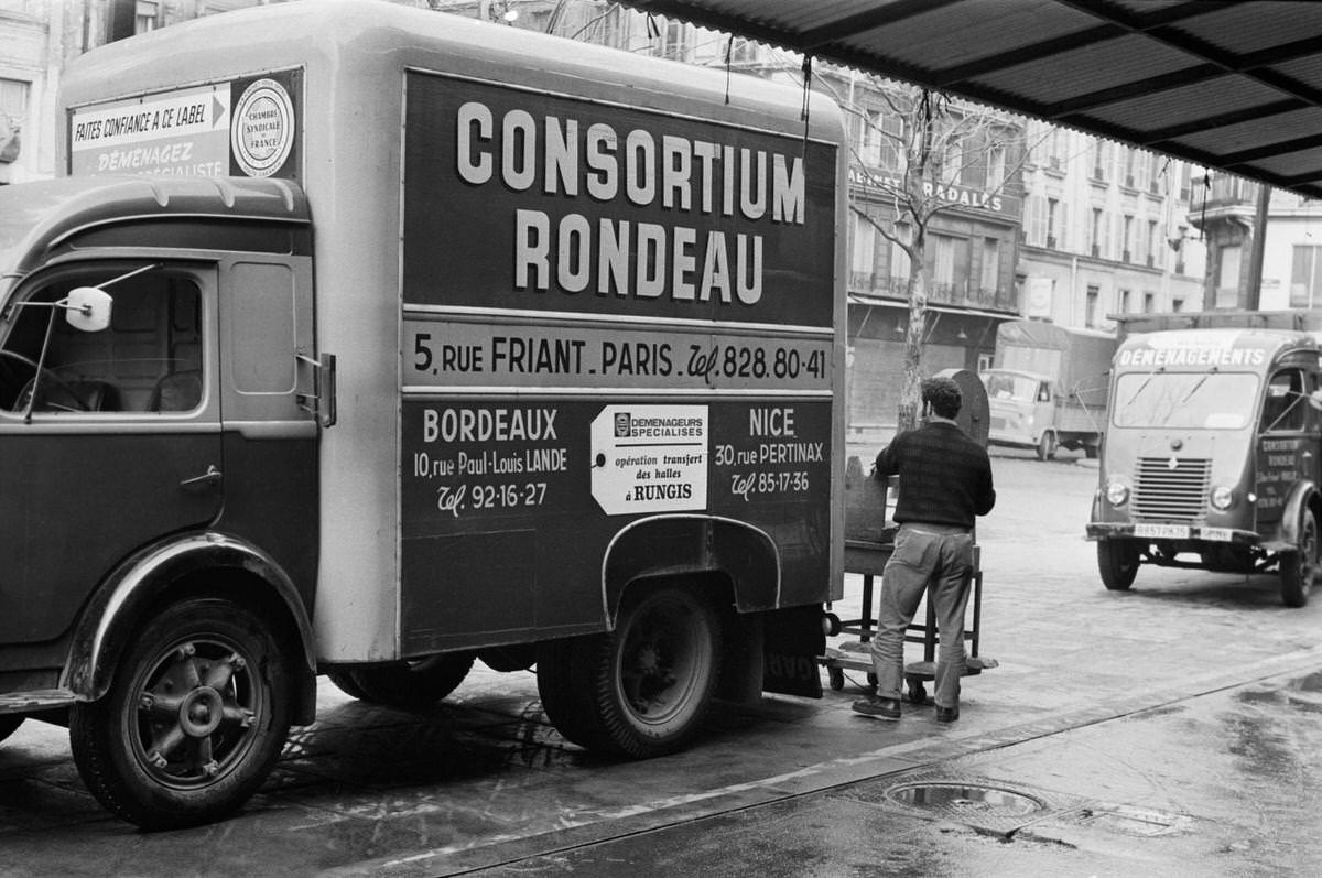 Wholesalers from Les Halles move to Rungis in Paris, 1969