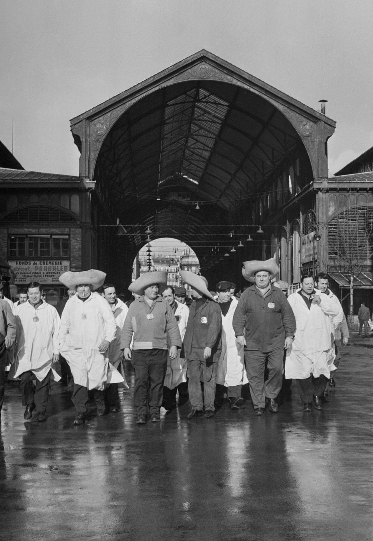 The 'forts of Les Halles' silently demonstrate against their 'reconversion' after the transfer of Les Halles to Rungis, 1969