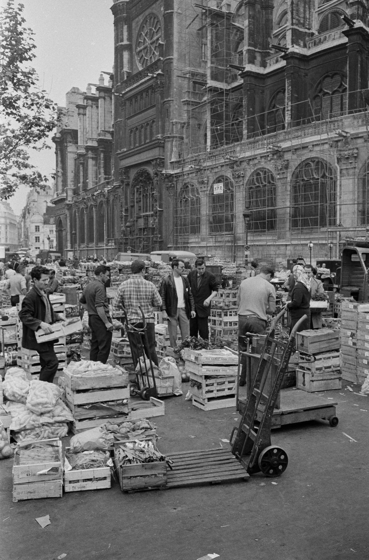 Delivery of fruits and vegetables to the halls of Paris, 1968