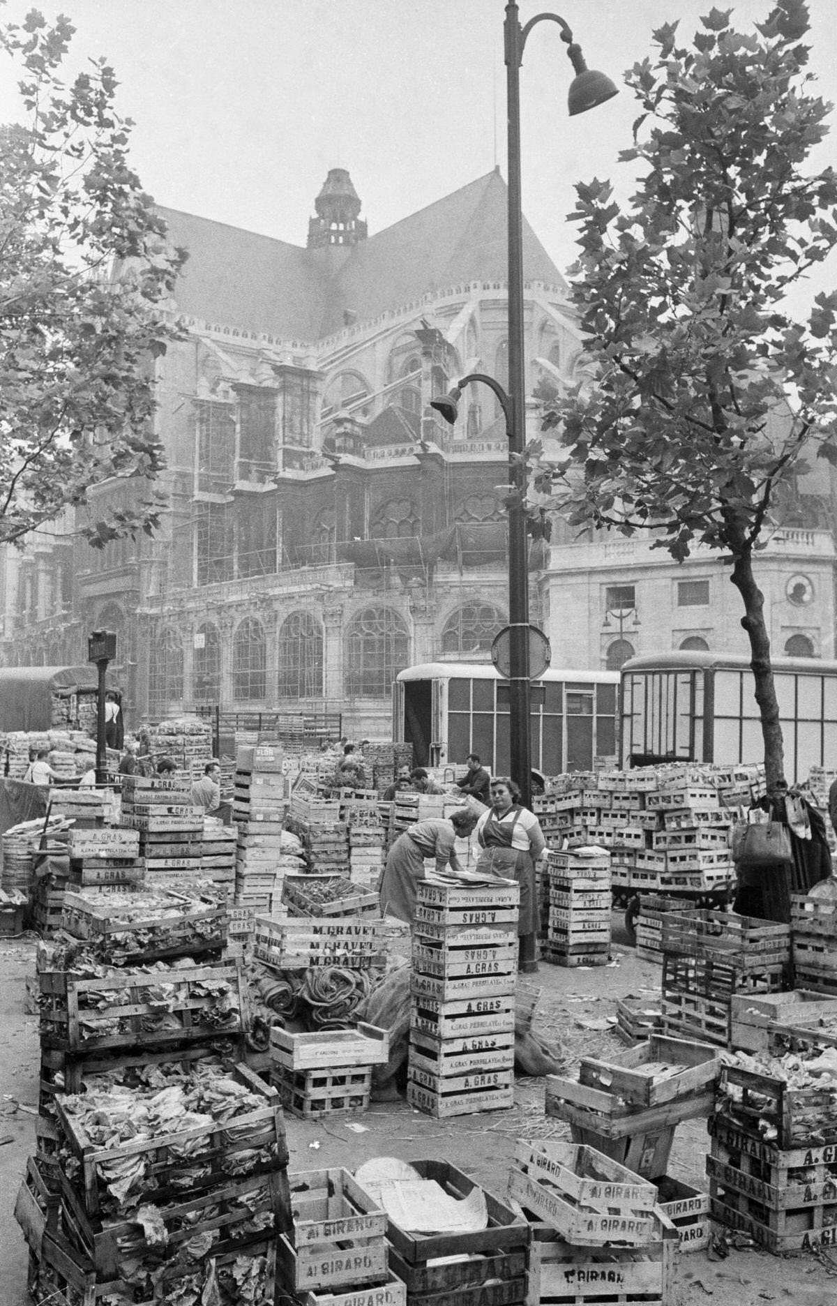Piling up of crates in the halls of Paris, 1968