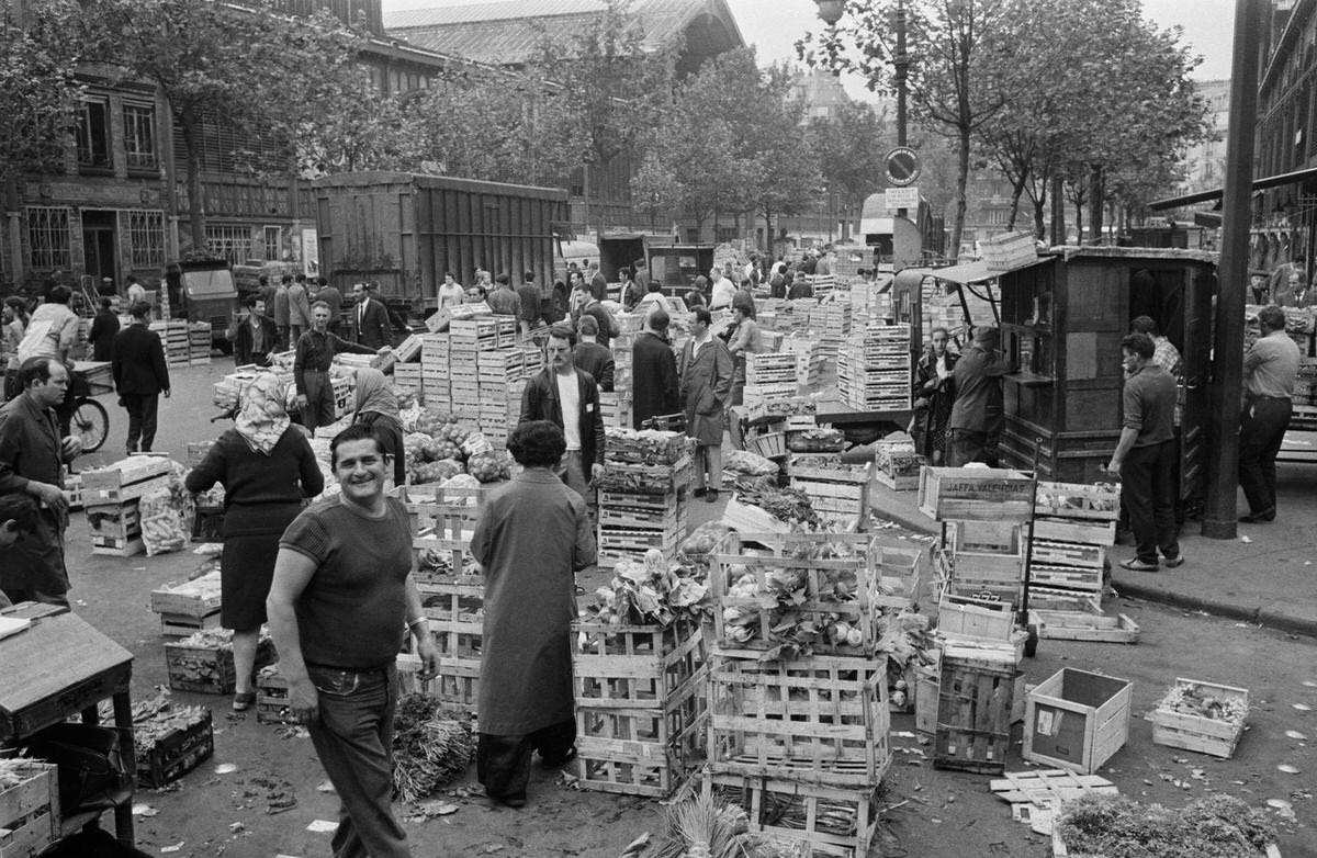 Piling up of crates in the halls of Paris, 1968