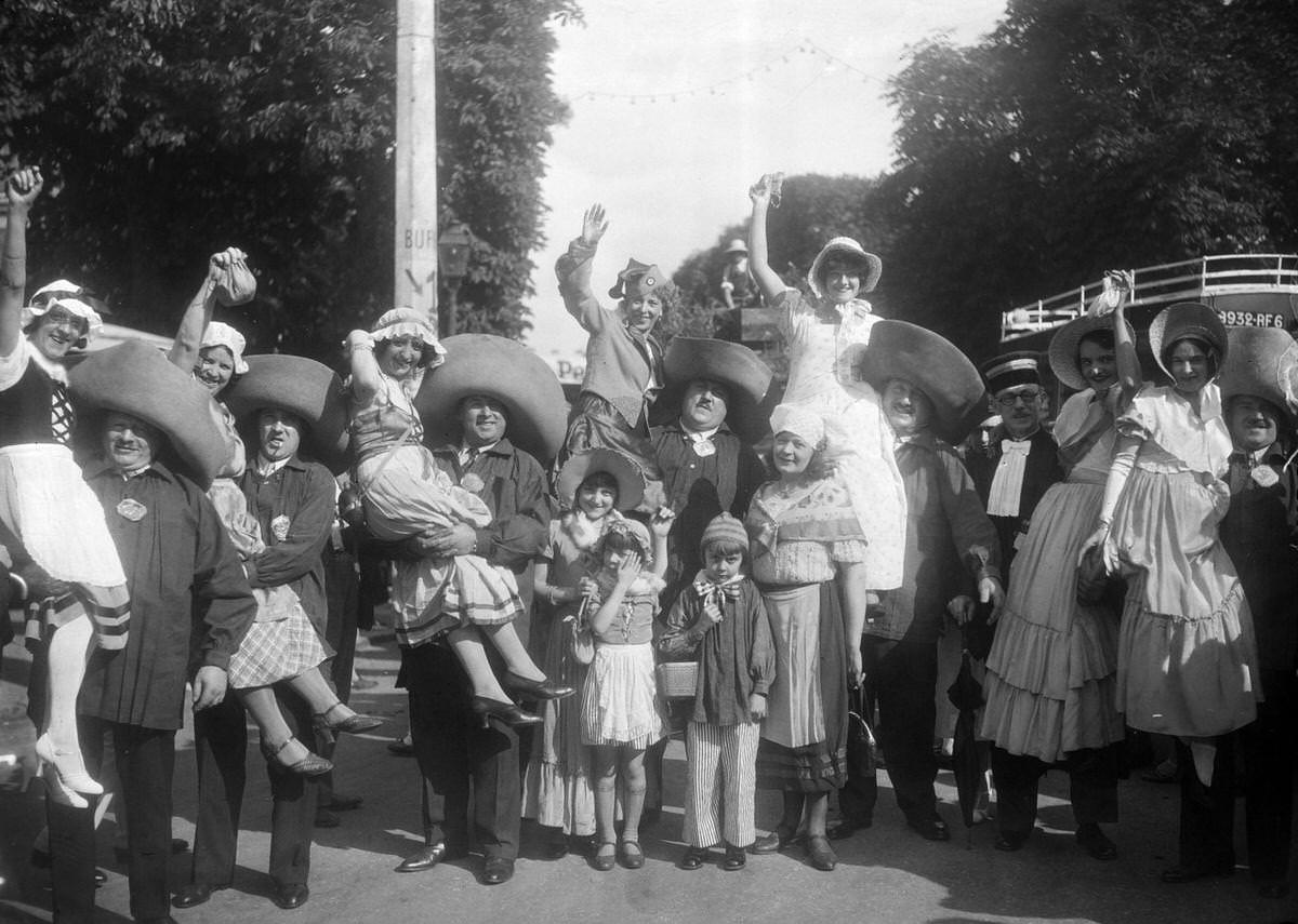 Les Forts des Halles carrying in their arms the 'Queens of France' during the celebration of the goatherd bean, 1934