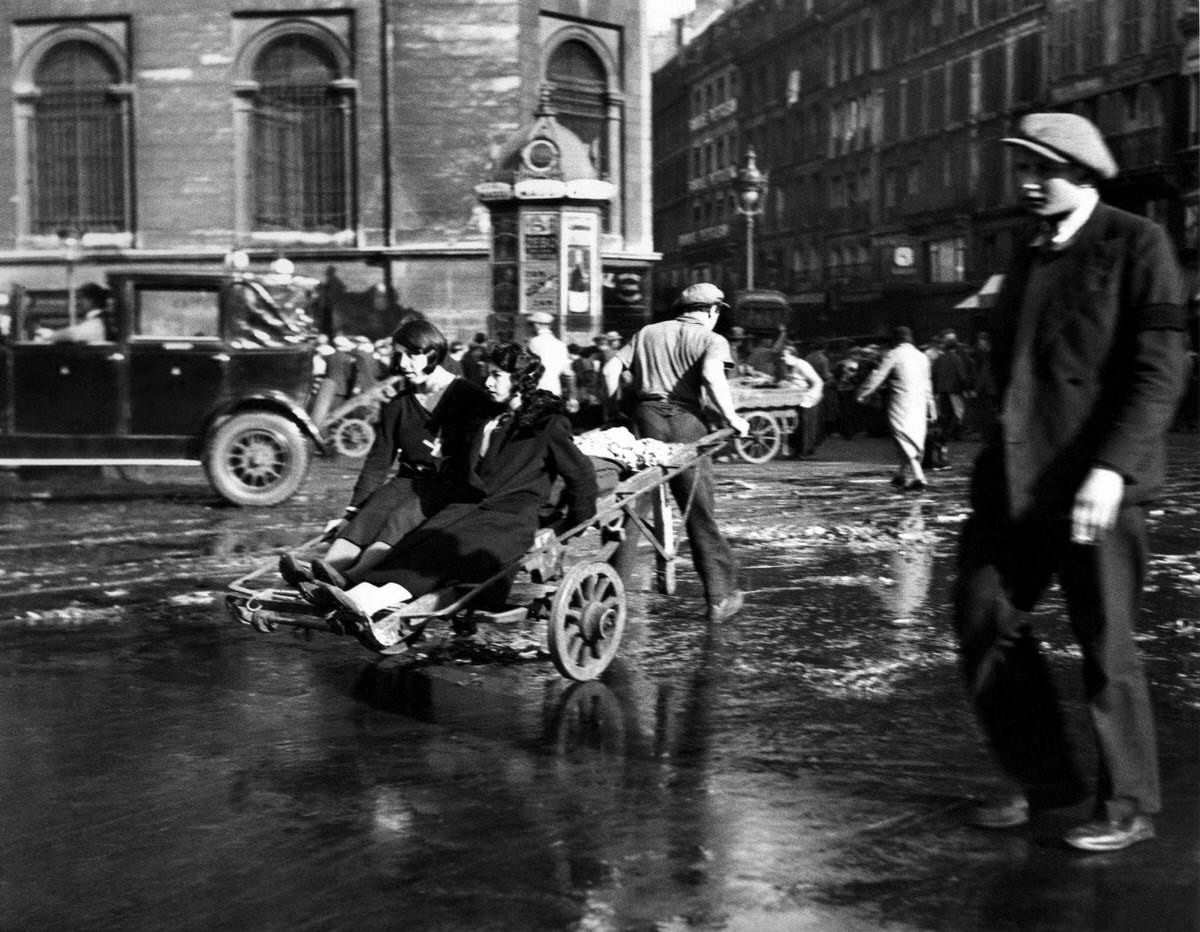 Women carried on a trolley Les Halles, 1934