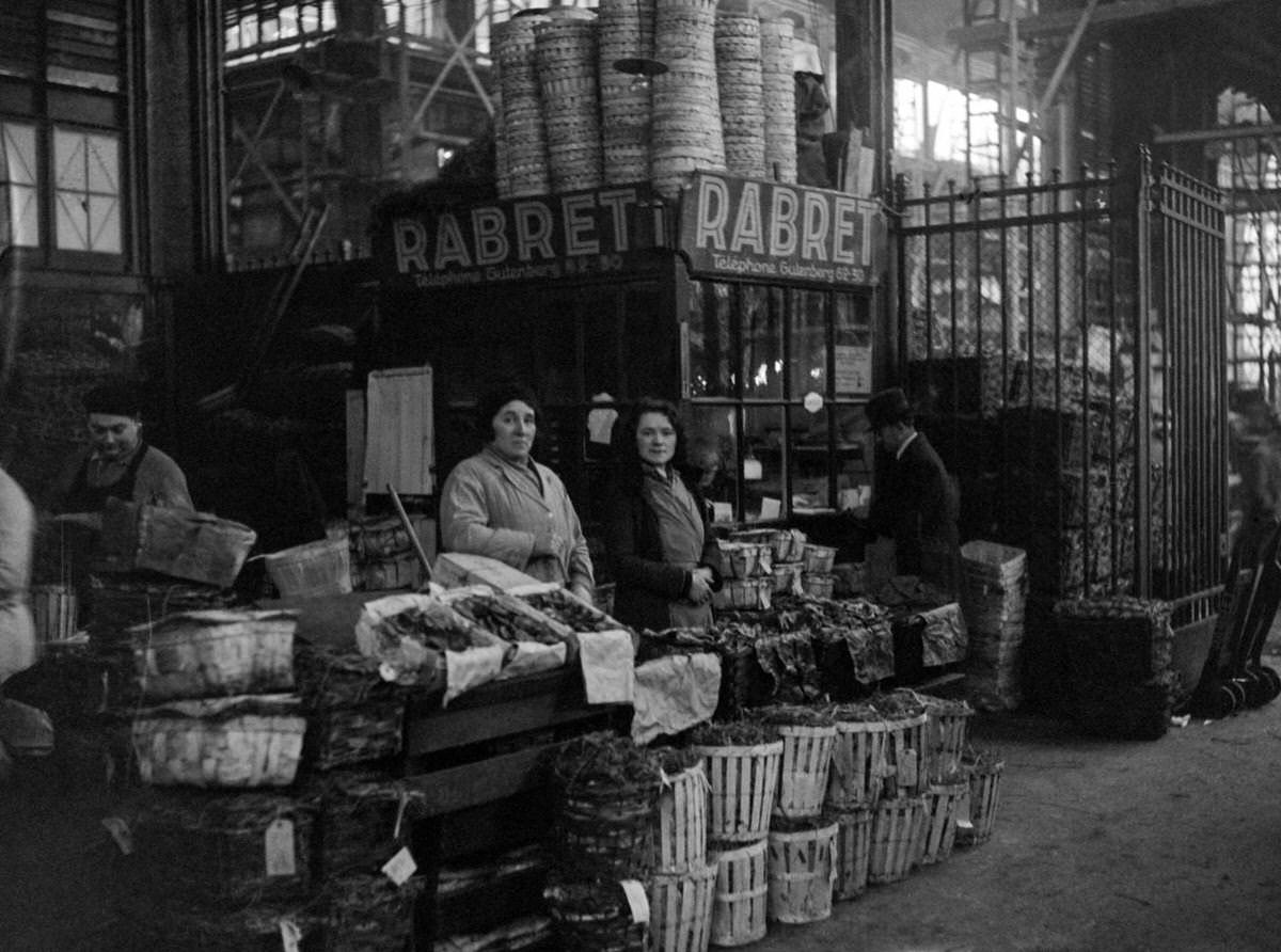 Oyster vendors at the Halles de Paris, 1932