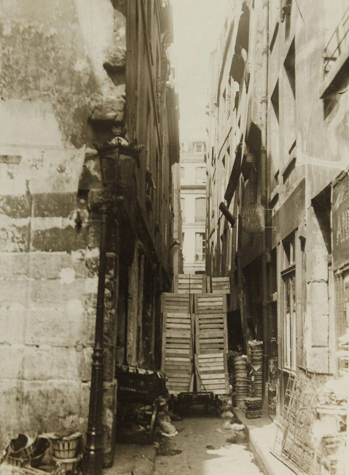 Transport of goods through the narrow streets to Les Halles - the 'Belly of Paris', 1930