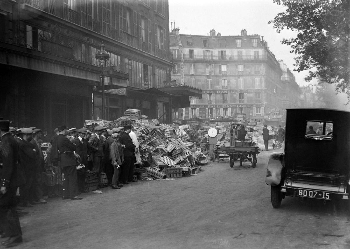 Violent fire at Les Halles central wholsale marketplace in August 1929 in Paris.