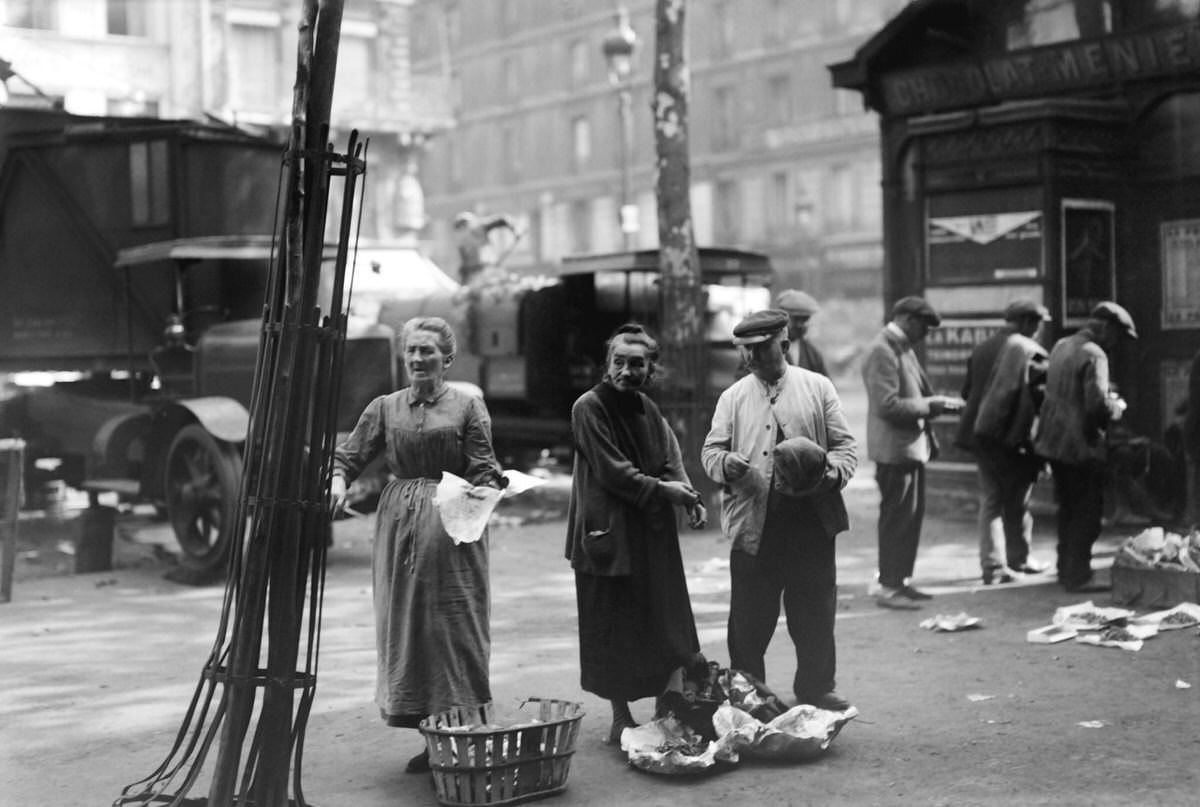 Street hawkers in the Halles market area in 1928 in Paris, France.