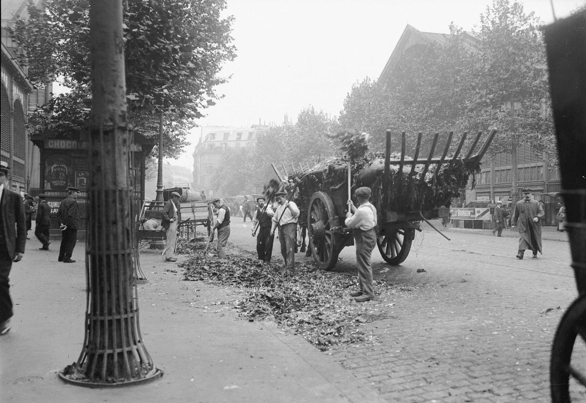 Loading of refuses in the district of the "Halles", the central market of Paris, 1910.