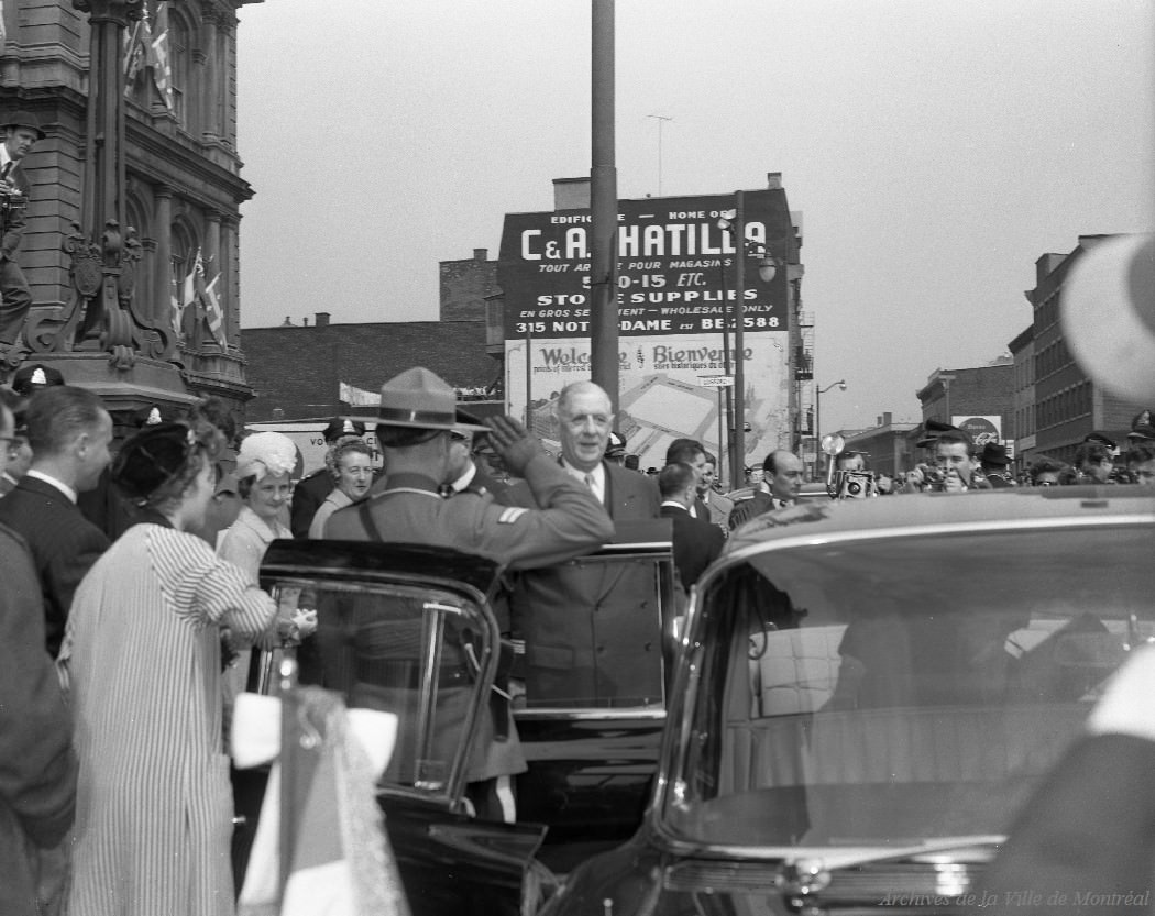 Arrival in front of the town hall, 1960